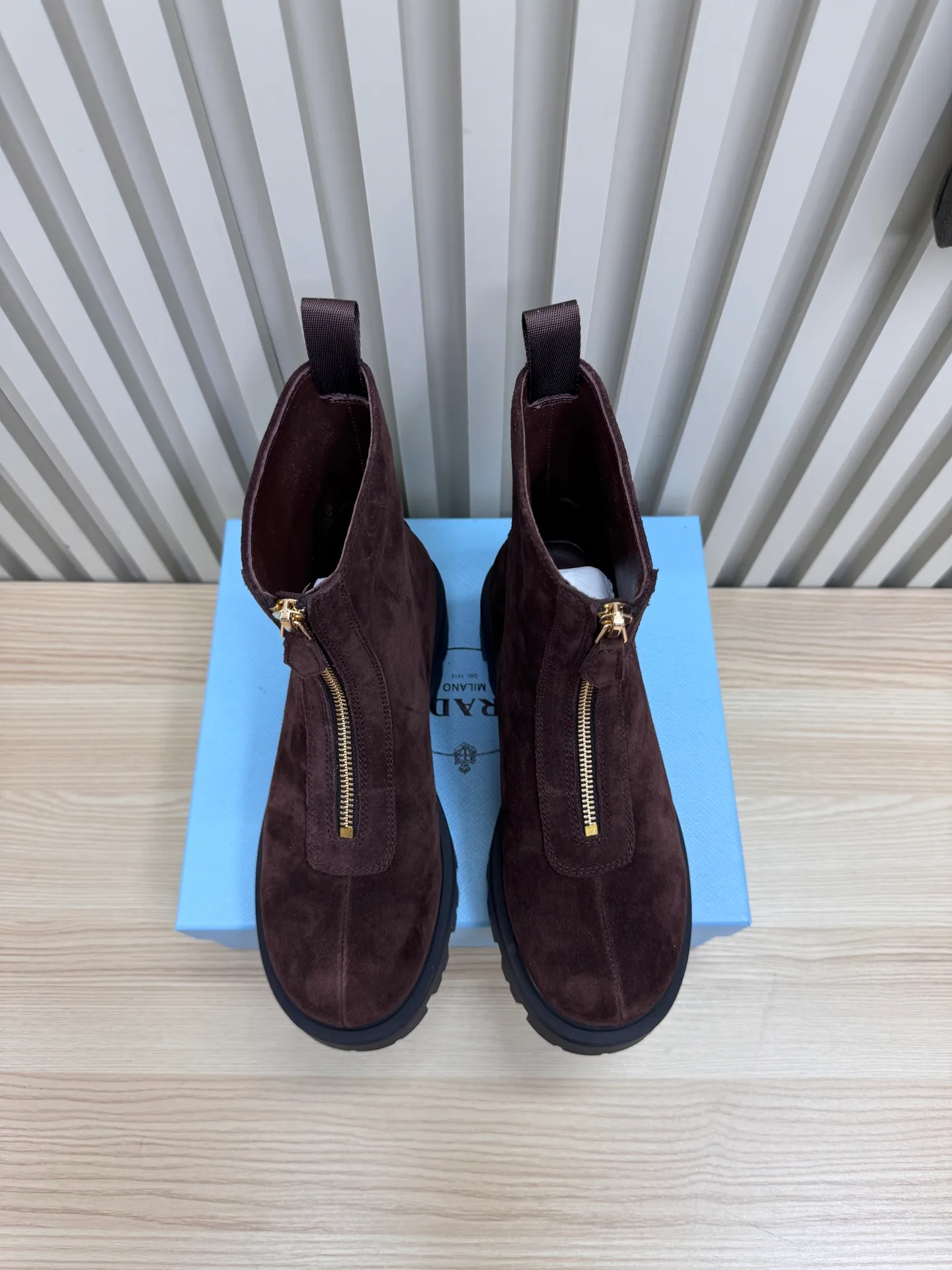 👟👟Ex-factory price 680👟👟 Prada / Prada couple's Martin boots are here, comfortable and elegant to wear. The original molded outsole of the counter is 1:1 replica. It is made of non-slip and wear-resistant imported TPU tin mold vacuum outsole. Tank-shaped thick sole. Fabric: imported anti-explosion cowhide. Lining: imported mixed sheepskin lining. Sheepskin foot pads. Outsole: tin molded beef tendon sole. Code number: 35-41 (42 customized)